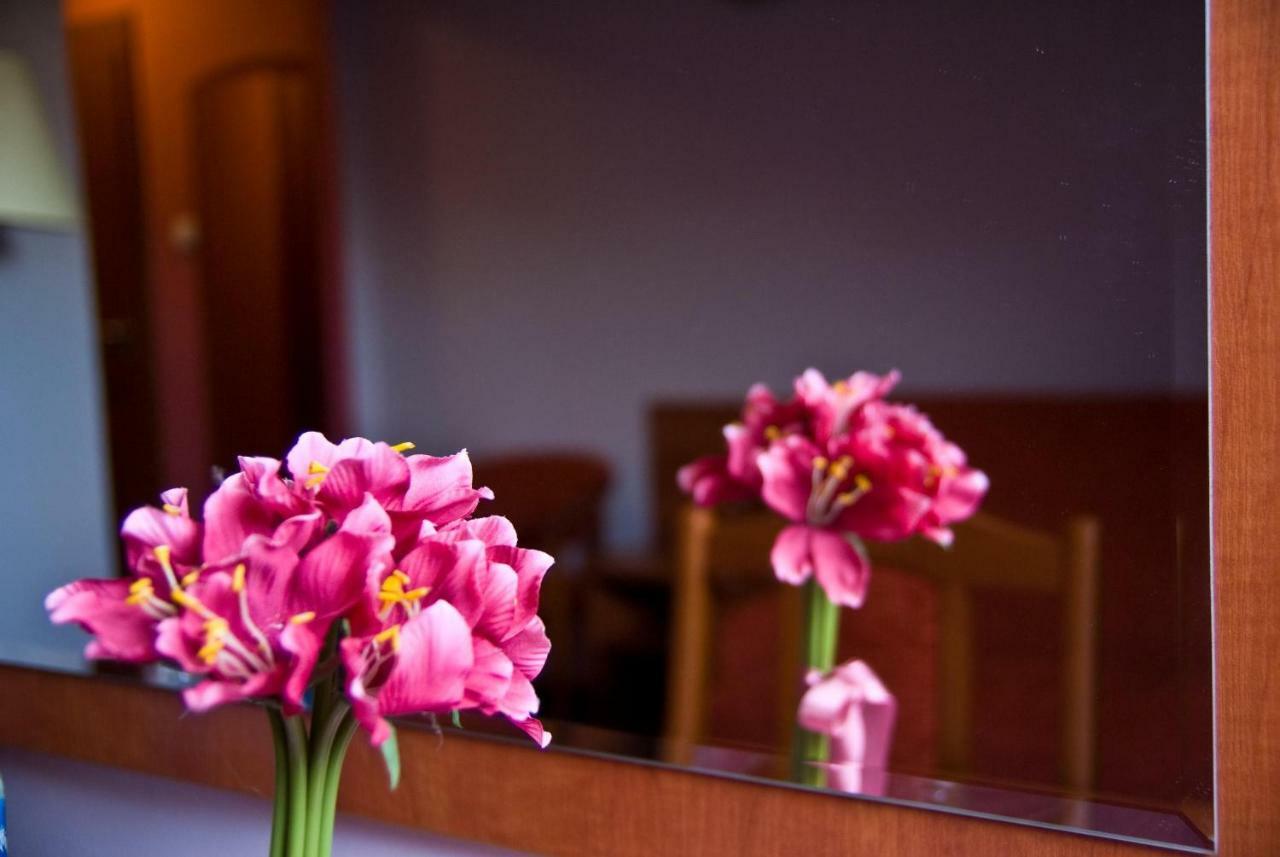 Dwor Dluzniewo Bed & Breakfast Dış mekan fotoğraf