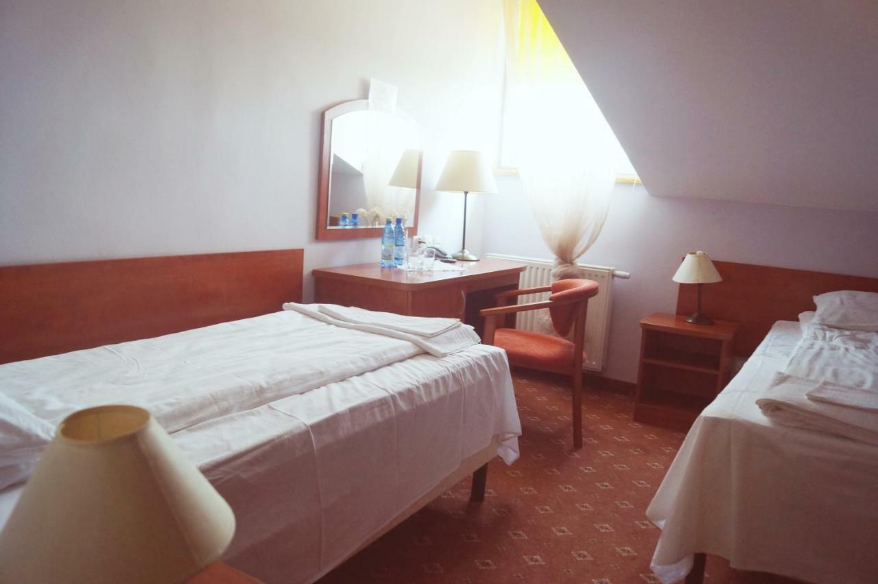 Dwor Dluzniewo Bed & Breakfast Dış mekan fotoğraf